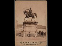 Spomenik banu Jelačiću, Jelačićev trg 1891. godine. Spomenik je izradio Antun Dominik Fernkorn, a podignut je i otkriven 16. prosinca 1866. godine (Foto Ivan Standl)  Fotografija prikazuje spomenik banu Josipu Jelačiću na Trgu bana Jelačića. Spomenik je izradio Antun Dominik Fernkorn, a podignut je i otkriven 16. prosinca 1866. godine na istoimenom trgu.